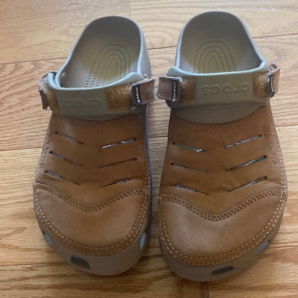 Men’s crocs, size 9
